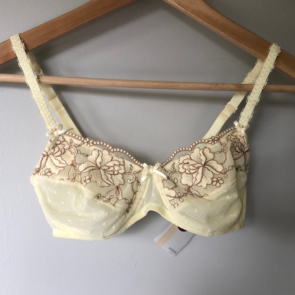 𝅺*NWT* Amoena beautiful butter yellow lace wireless bra